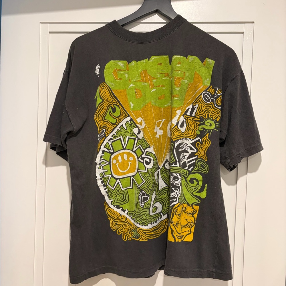 Vintage Green Day Band Shirt Graphic Black T-Shirt with Green and Yellow Design